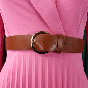 Detailansicht der Taille des rosa Faltenkleids mit braunem Ledergürtel und Schnalle