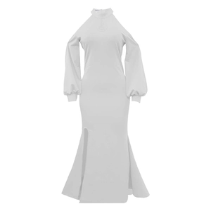 Détail de la robe de soirée blanche avec licou, découpe frontale et manches bouffantes