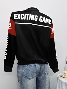 Vue détaillée du dos d'une veste de course vintage noire et rouge avec texte Exciting Game