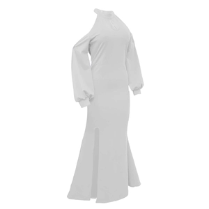 Détail de la robe de soirée blanche dos nu avec découpe poitrine et fente latérale
