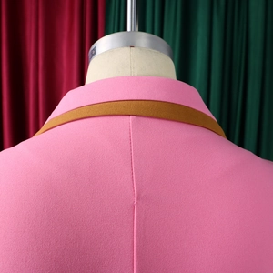 Detail des rosa und braunen Colorblock-Reverskragens an einem eleganten Damenkleid