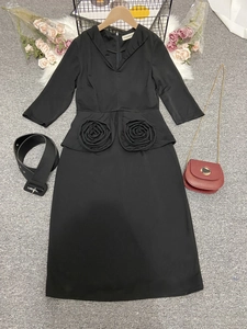 Détail d'une robe crayon à col en V avec broderie de roses 3D faites main et ceinture