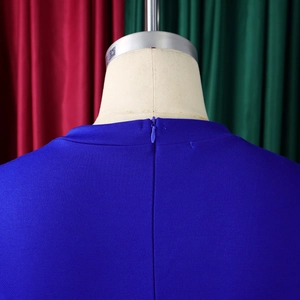 Dettaglio del retro dell'abito blu reale con cerniera invisibile e tessuto a trama