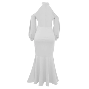 Détails du dos d'une robe maxi sirène blanche avec encolure licou et épaules dénudées chic