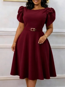 Κομψό μπορντό φόρεμα με κοντά φουσκωτά μανίκια, ψηλή μέση και χρυσή αγκράφα στη ζώνη