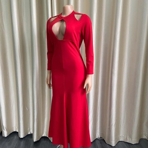 Dettaglio dell'abito lungo a sirena rosso con design cut-out e maniche lunghe