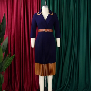 Detailansicht des eleganten dunkelblauen Kleides mit Kontrastrevers und Faltenrock