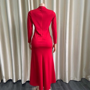 Vista posteriore del vestito lungo rosso aderente con collo alto e cerniera invisibile