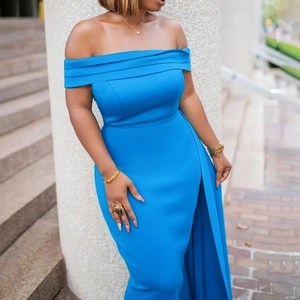 Robe de soirée élégante bleu roi à épaules dénudées avec décolleté à volants et coupe ajustée