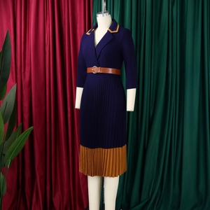 Detail eines eleganten dunkelblauen Plisseekleides mit Reverskragen und Gürtel