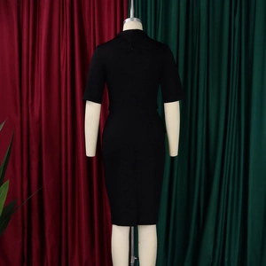 Détail du dos cintré et de la coupe à la taille sur la robe noire élégante