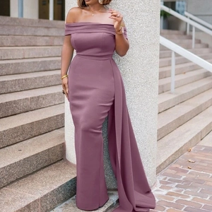 Détail de la robe de soirée rose poudré avec col bardot et drapé latéral élégant en satin