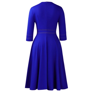 Dettaglio dell'abito blu reale con elegante scollo rotondo, maniche a tre quarti e orlo a A
