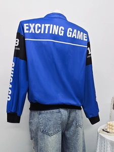 Vue arrière de la veste de course bleue avec imprimé EXCITING GAME et détails
