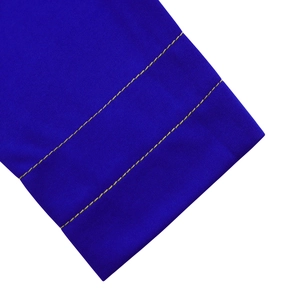 Dettaglio macro del tessuto blu reale con doppia impuntura gialla professionale