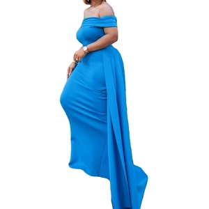 Détail de robe de soirée bleu roi avec épaules dénudées, drapé latéral et coupe ajustée