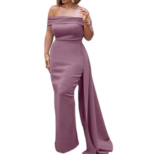 Détail d'une robe de soirée à épaules dénudées avec plis et ruban latéral fluide