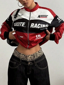 Gros plan sur la broderie Excite Racing et le design colorblock de la veste de course