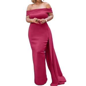 Robe de soirée élégante rose foncé avec épaules dénudées et traîne latérale