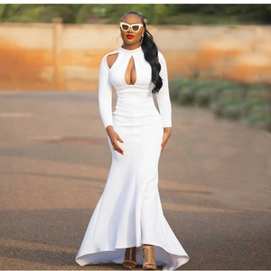 Elegante abito lungo bianco a sirena a maniche lunghe con dettagli cut-out per feste