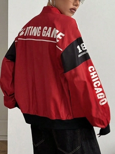Détail de veste de course rouge vintage avec motif EXCITING GAME et écusson CHICAGO