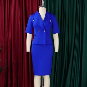 Détail d'un ensemble jupe bleu roi avec veste croisée ornée de boutons dorés