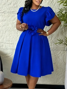 Elegantes königsblaues afrikanisches Maxikleid mit Rüschenärmeln und 3D-Blumendetail