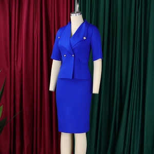 Ensemble tailleur bleu roi avec blazer croisé et jupe crayon pour femme en détail