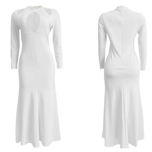 Abito lungo bianco a maniche lunghe con tagli cut-out e fondo a sirena aderente