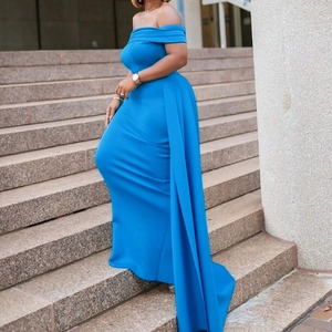 Robe de soirée élégante bleu roi à épaules dénudées avec coupe ajustée et ourlet sirène