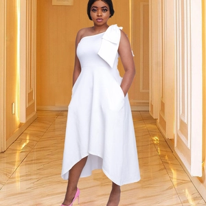 Robe midi blanche élégante à une épaule avec grand nœud et ourlet asymétrique chic