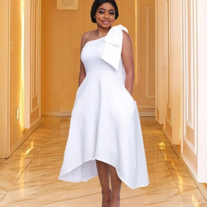 Robe de cocktail blanche asymétrique avec grand nœud et ourlet irrégulier élégant