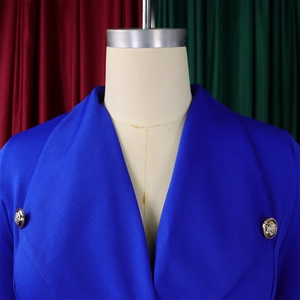 Détail d'un blazer bleu roi avec revers crantés et boutons en métal doré gaufré