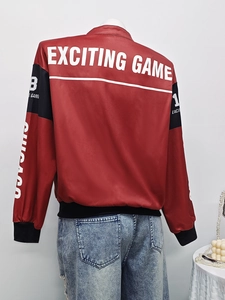 Vue détaillée du dos de la veste de course avec broderies Chicago et Exciting Game