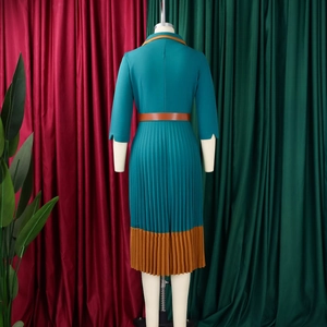 Detailansicht des Faltenrock-Saums und der Kontrastfarben an diesem eleganten Midi-Kleid