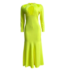 Dettaglio dell'abito a sirena giallo neon con ritagli su petto e spalle eleganti