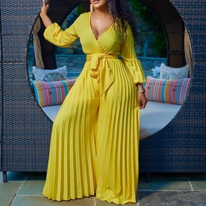 Leuchtend gelber Jumpsuit mit V-Ausschnitt, Plissee und weitem Bein im Garten-Setting