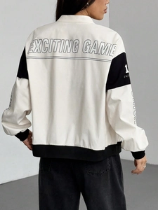 Détail de l'imprimé EXCITING GAME au dos de la veste de course blanche et noire pour femme