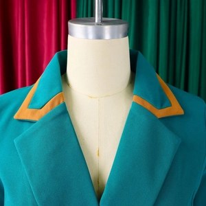 Detail von petrolfarbenem Kleider-Blazer mit orangefarbenem Revers und Plissee-Design