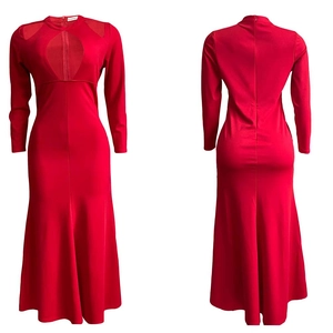 Dettagli fronte e retro di un abito a sirena rosso con scollatura in mesh traforata