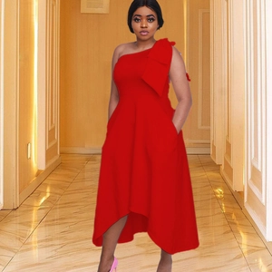 Robe de cocktail rouge asymétrique avec nœud géant et ourlet irrégulier élégant
