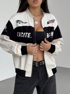 Détail de veste racing bicolore avec imprimés Excite Racing et zip métallique