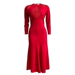 Dettaglio dell'abito a sirena rosso con scollo in mesh e eleganti maniche lunghe