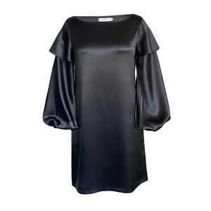 Détail de robe en satin noir montrant l'encolure à volants et les manches bouffantes