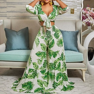 Détail d'un ensemble crop top et pantalon large à imprimé tropical monstera