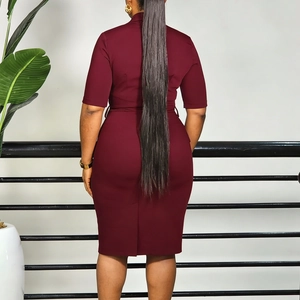 Vue arrière d'une robe bordeaux ajustée avec ceinture à la taille et fente discrète