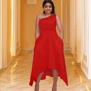 Robe midi rouge élégante à une épaule avec ourlet asymétrique et silhouette ajustée