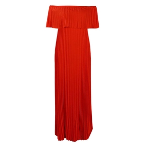 Détail de la robe longue plissée rouge à épaules dénudées avec plis verticaux fins