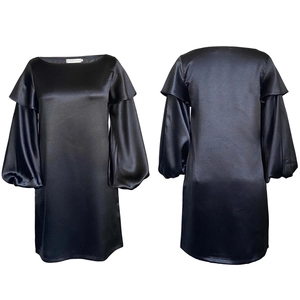 Vue avant et arrière d'une robe en satin noir à manches bouffantes et volants