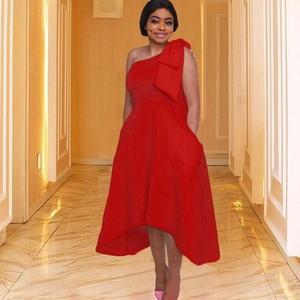 Détail de robe de soirée rouge à une épaule avec grand nœud et ourlet asymétrique